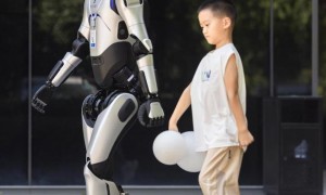 全球首次！智元机器人24小时自主行走，挑战高温Citywalk