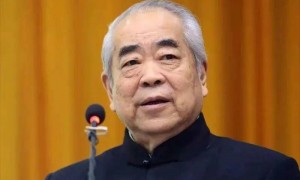 范曾继子发布父亲看展照片，业内称“范曾失联”是家族内斗