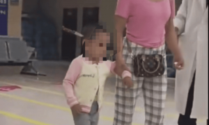 “3岁女童头上插刀淡定就医”引关注，最新进展